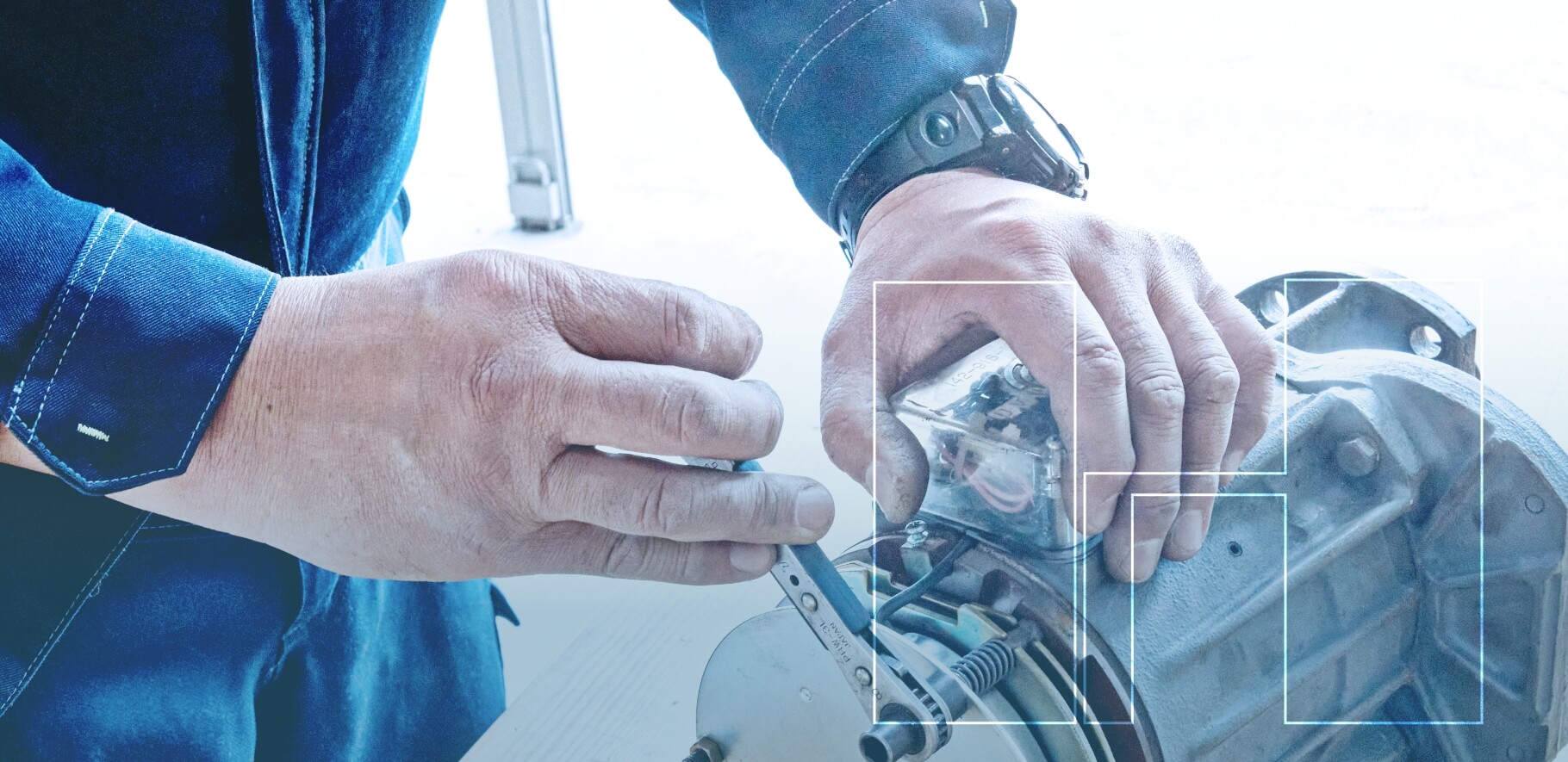 クレーン部品を整備している様子